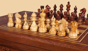 Стол шахматы-нарды Страдивари (массив красного дерева, с нишей под фигуры)