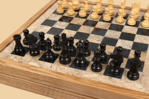 Шахматы Новая волна (бархатный ложемент, чёрная яшма-дуб, доска 40 на 40 см)