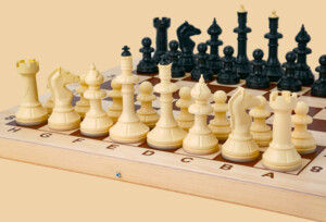 Шахматы Айвенго (тёмно-белые, тёмно-бордовые клетки)