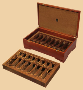 Кейс для фарфоровых шахматных фигур из тонированного ясеня