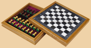 Шахматы Контраст (бархатный ложемент, чёрная яшма-дуб, доска 30 на 30 см)