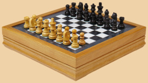 Шахматы Сила гор (бархатный ложемент, чёрная яшма-дуб, доска 30 на 30 см)