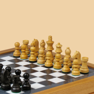 Шахматы Сила гор (бархатный ложемент, чёрная яшма-дуб, доска 30 на 30 см)