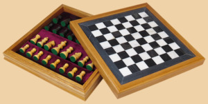 Шахматы Сила гор (бархатный ложемент, чёрная яшма-дуб, доска 30 на 30 см)