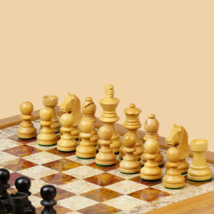 Шахматы Барселона (бархатный ложемент, красная яшма-дуб, доска 30 на 30 см)