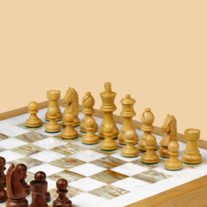 Шахматы Каменная долина (бархатный ложемент, оникс-дуб, доска 40 на 40 см)