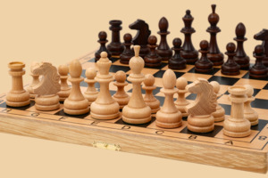 Шахматы Игрок из ясеня