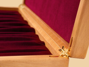 Шахматы в ларце Резное войско (бук, махагон, клетка 4,5 см, модель №1)