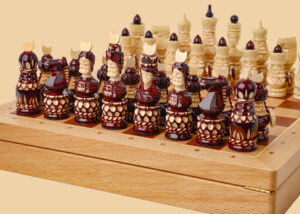 Шахматы в ларце Резное войско (бук, махагон, клетка 4,5 см, модель №1)