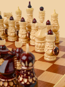 Шахматы в ларце Резное войско (бук, махагон, клетка 4,5 см, модель №1)