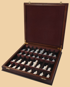 Шахматы в ларце Средневековье (клетка 4,5 см)