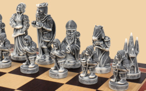 Шахматы в ларце Средневековье (клетка 4,5 см)