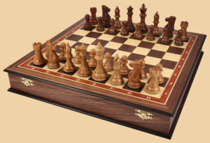 Шахматы в ларце Вильгельм Стейниц(орех-ясень, матовые фигуры, клетка 4,5 см)