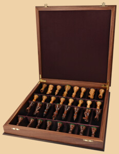 Шахматы в ларце Вильгельм Стейниц (орех-ясень, глянцевые фигуры, клетка 4,5 см)