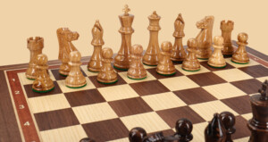 Шахматы в ларце Вильгельм Стейниц (орех-ясень, глянцевые фигуры, клетка 4,5 см)