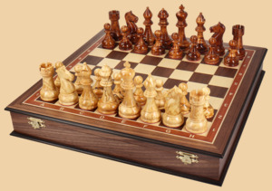 Шахматы в ларце Замок в горах (орех-ясень, большие, клетка 4,5 см)