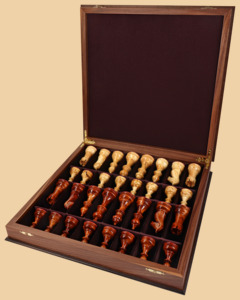 Шахматы в ларце Замок в горах (орех-ясень, большие, клетка 4,5 см)
