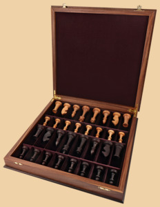 Шахматы в ларце Кентавр (американский орех-ясень, утяжелённые, клетка 4,5 см)