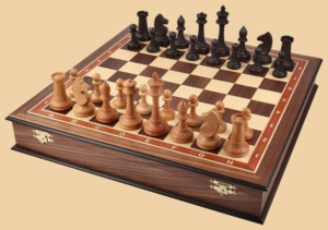 Шахматы в ларце Кентавр (американский орех-ясень, клетка 4,5 см)