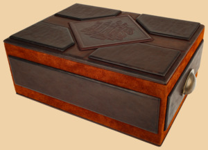 Шахматная доска Древний Вавилон с ларцом для фигур (цвет горький шоколад, натуральная телячья кожа)