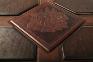 Шахматная доска Древний Вавилон с ларцом для фигур (цвет горький шоколад, натуральная телячья кожа)