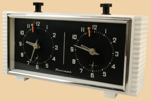 Шахматные часы Янтарь Новые (пластиковый корпус белого цвета, чёрный циферблат, произведены в 90-х годах)