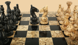 Шахматы Монарх Презент (чёрная яшма и ракушечник, 31 на 31 см)