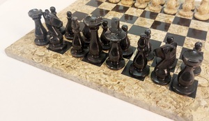 Шахматы Монарх Презент (чёрная яшма и ракушечник, 31 на 31 см)