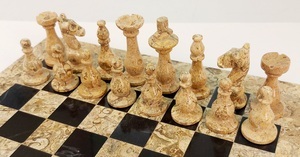 Шахматы Монарх Презент (чёрная яшма и ракушечник, 31 на 31 см)