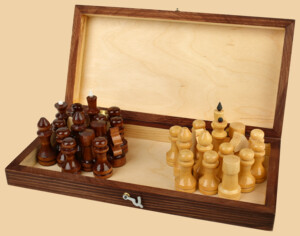 Шахматы Школьные (чёрный цвет клеток, тонированная кромка)