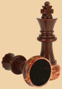 Шахматные фигуры Дебют коричневые (с медной поталью, полимерная смола)