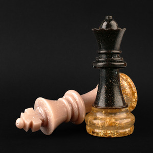 Шахматные фигуры Стратег чёрно-бежевые (с золотой поталью и блёстками, полимерная смола)