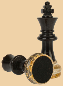 Шахматные фигуры Стратег чёрно-бежевые (с золотой поталью, полимерная смола)