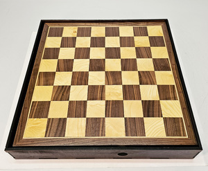 Шахматная доска нескладная Ореховая (кейс в комплекте, клетка 5 см)