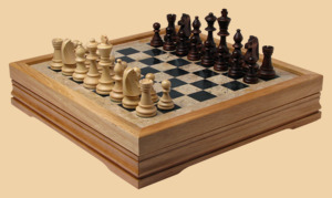 Шахматы Стильные (бархатный ложемент, чёрная яшма-дуб, доска 30 на 30 см)