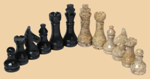 Шахматы Монарх (чёрная яшма и ракушечник, 31 на 31 см)