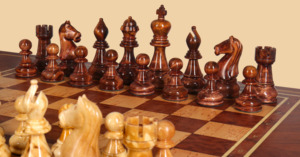 Стол шахматы-нарды Страдивари (массив красного дерева, с нишей под фигуры)