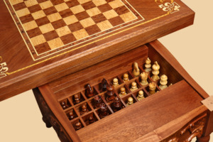Стол шахматы-нарды Страдивари (массив красного дерева, с нишей под фигуры)