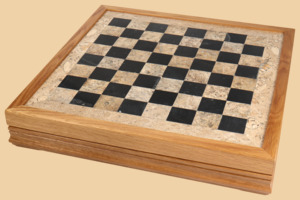 Шахматы Новая волна (бархатный ложемент, чёрная яшма-дуб, доска 40 на 40 см)