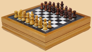 Шахматы Контраст (бархатный ложемент, чёрная яшма-дуб, доска 30 на 30 см)