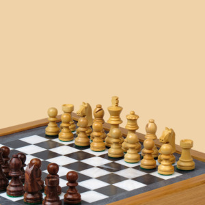 Шахматы Контраст (бархатный ложемент, чёрная яшма-дуб, доска 30 на 30 см)