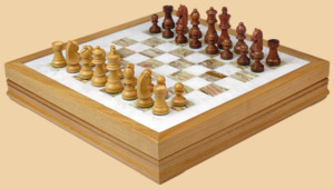 Шахматы Каменная долина (бархатный ложемент, оникс-дуб, доска 40 на 40 см)