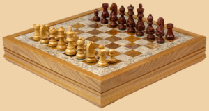 Шахматы Вершина мира (бархатный ложемент, красная яшма-дуб, доска 40 на 40 см)