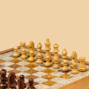 Шахматы Вершина мира (бархатный ложемент, красная яшма-дуб, доска 40 на 40 см)