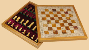 Шахматы Вершина мира (бархатный ложемент, красная яшма-дуб, доска 40 на 40 см)