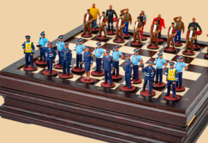 Шахматы Гаишники и нарушители (доска венге, размер клетки 2,7 см)