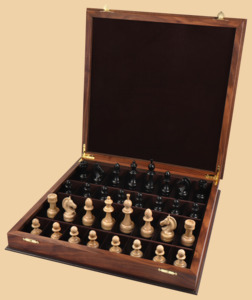 Шахматы в ларце Изящные (орех, клетка 4,5 см)