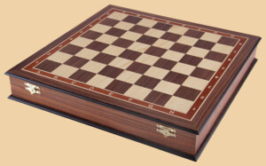 Шахматы в ларце Вильгельм Стейниц (орех-ясень, глянцевые фигуры, клетка 4,5 см)