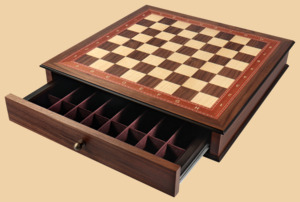 Шахматная доска в форме ларца Премиум (американский орех и ясень, ящики для фигур , клетка 4,5 см)