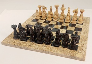 Шахматы Монарх Презент (чёрная яшма и ракушечник, 31 на 31 см)